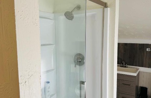 Buena House | Charming Modernized Farmhouse