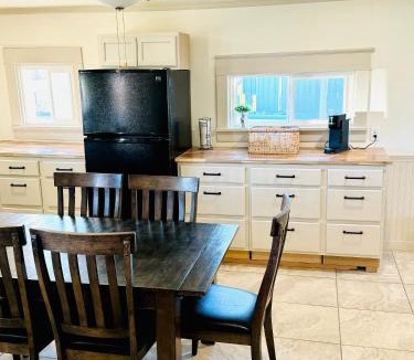 Buena House | Charming Modernized Farmhouse