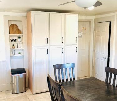 Buena House | Charming Modernized Farmhouse