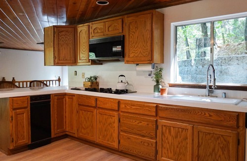 Blue Jay Cabin | Charming Mountain Cabin 3BR/3BA +Loft minutes from the lake