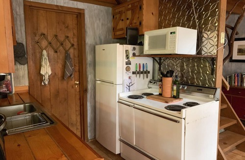 Wiley Cabin | Charming Mountain Cabin close to Lake Burton!