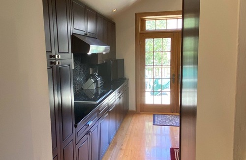 Windham House | Charming Mountain Retreat Lg Mod/Kit on Stream/Fire-pit/Hot Tub