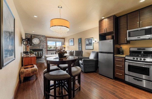Frisco Condo | Charming Mountain Studio w/ Hot Tub Near Frisco Main St