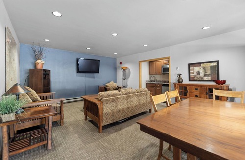 Frisco Condo | Charming Mountain Studio w/ Hot Tub Near Frisco Main St