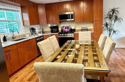 Saugerties South Apartment | Charming Mountain-View Waterfront Retreat – Hot Tub, Sauna, Game Room & Fire Pit