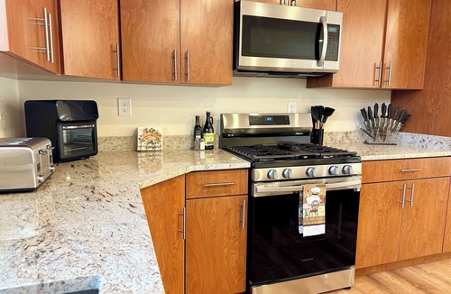 Saugerties South Apartment | Charming Mountain-View Waterfront Retreat – Hot Tub, Sauna, Game Room & Fire Pit