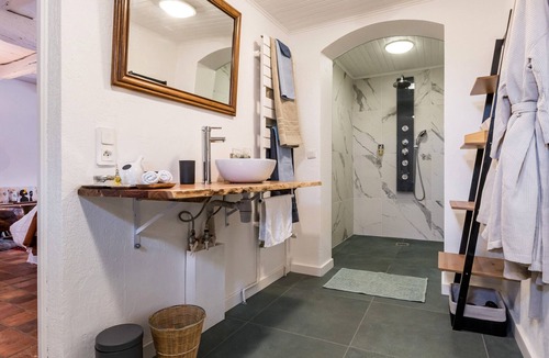 Blain Bed & Breakfast | Charming Nature Retreat: Spacious Suite, Modern Comfort, Yoga & Eco-Friendly Amenities