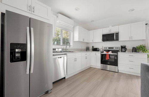 Canoga Park House | Charming New 1BR Hideaway in Canoga Park with Full Kitchen & Peaceful Backyard