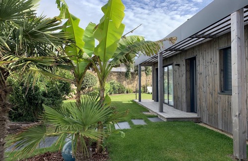 Sarzeau House | Charming new house on one level