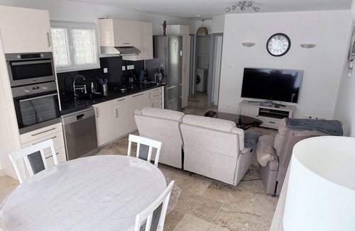 Saint-Porquier House | Charming new T3 ground floor with garden, terrace, shared parking and swimming pool.