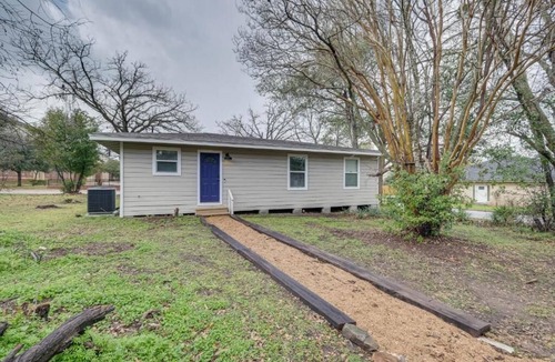 Brenham House | Charming, Newly Renovated 3-bedroom house minutes away from Downtown Brenham