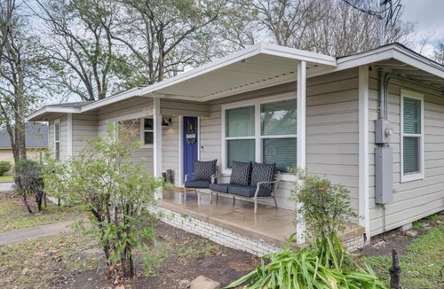 Brenham House | Charming, Newly Renovated 3-bedroom house minutes away from Downtown Brenham
