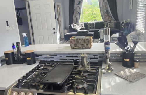 Greater Grand Crossing Apartment | Charming Newly Updated 3-bed Chicago Apartment. Extended Stay Discount