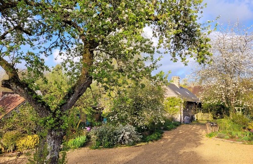 Sainte-Opportune Cottage | Charming Norman house with garden and WiFi