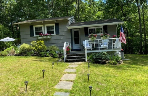 Peconic House | Charming North Fork Beach Cottage