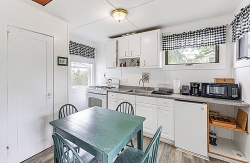 New Suffolk Apartment | Charming North Fork Cottage, Steps to Waterfront
