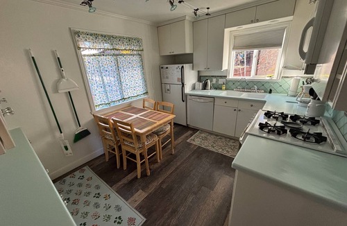 Tahoe Vista Cabin | Charming North Lake Tahoe cabin near beaches and trails.