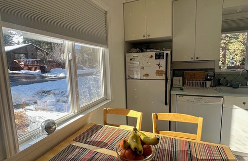 Tahoe Vista Cabin | Charming North Lake Tahoe cabin near beaches and trails.