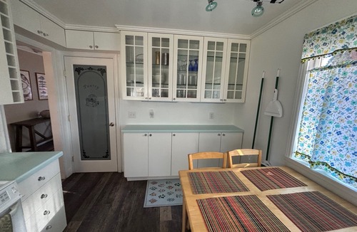 Tahoe Vista Cabin | Charming North Lake Tahoe cabin near beaches and trails.