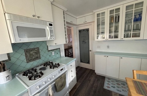 Tahoe Vista Cabin | Charming North Lake Tahoe cabin near beaches and trails.
