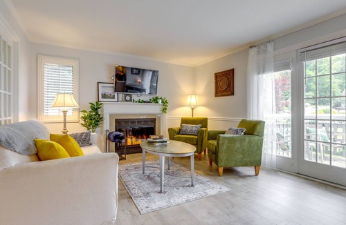 Westside Norwich Condo | Charming Norwich Condo w/ Pool Access!