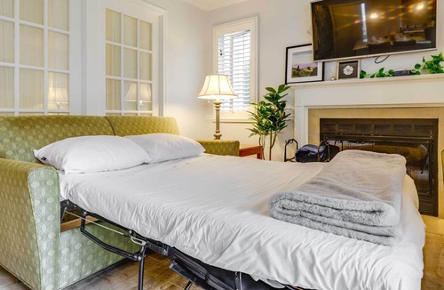 Westside Norwich Condo | Charming Norwich Condo w/ Pool Access!