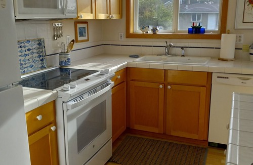 Manzanita House | CHARMING OCEAN VIEW BEACH HOUSE MCA#496