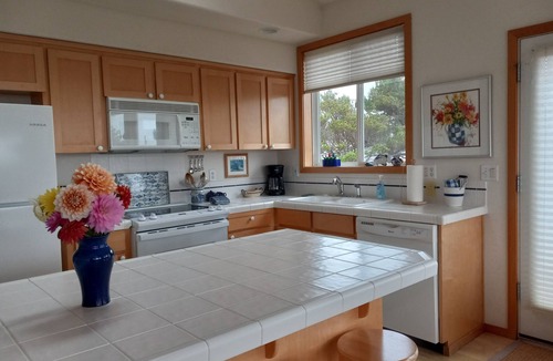 Manzanita House | CHARMING OCEAN VIEW BEACH HOUSE MCA#496