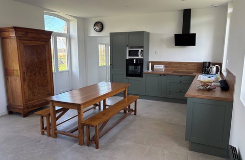 Noyant-la-Gravoyere House | Charming old railway station set in lush parkland