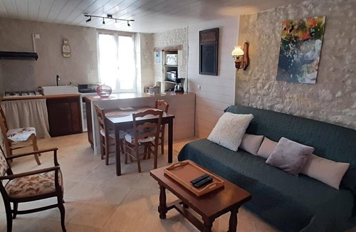 Tavant Cottage | Charming Old House near Chinon with Private Courtyard