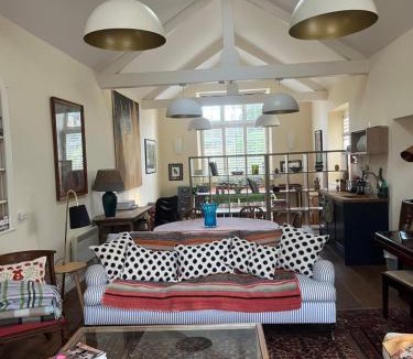 Woodford Halse Apartment | Charming Old Schoolroom