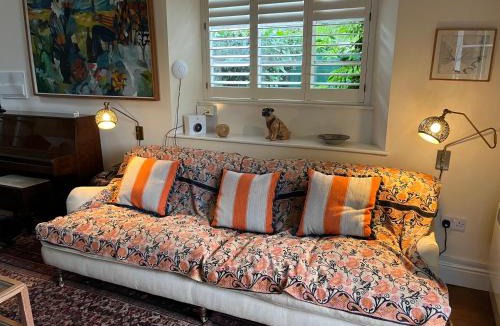 Woodford Halse Apartment | Charming Old Schoolroom