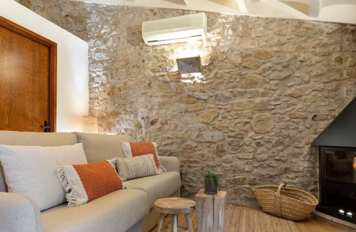 Jafre Cottage | Charming old stone barn. 12kms to Costa Brava beaches