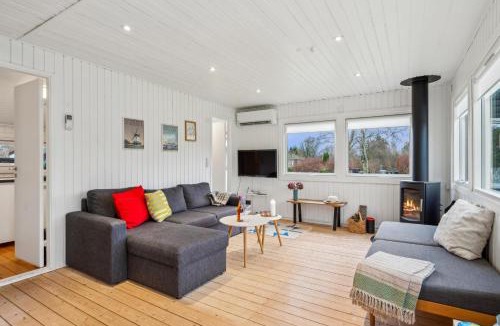 Elsegarde Strand House | Charming Older Holiday Home With Several Terraces, Annex, Hot Tub And Shelter Just A Few Minutes Walk From Elsegårde Beach And Close To Ebeltoft
