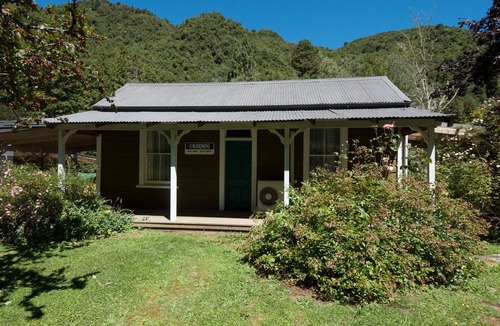 Reefton House | Charming older style cottage .