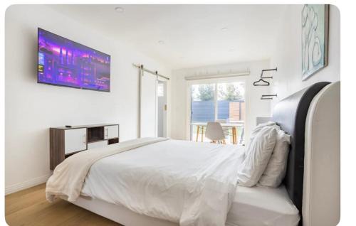 Tarzana House | Charming one bed one bath privet studio