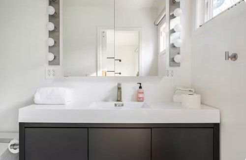Tarzana House | Charming one bed one bath privet studio