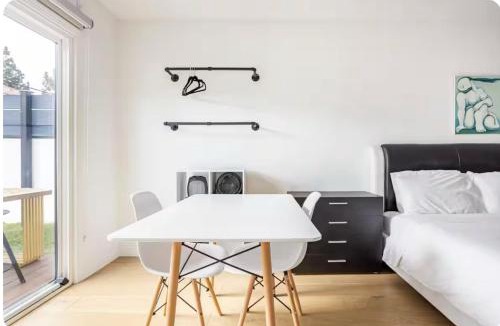Tarzana House | Charming one bed one bath privet studio