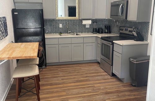 Walnut Street Apartment | Charming one bedroom apartment near MSU and downtown