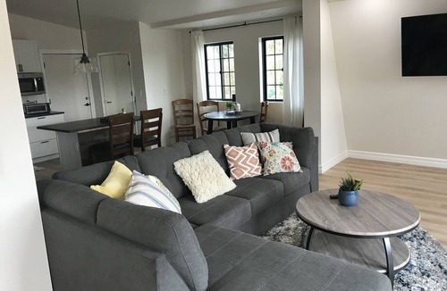 Aurora Apartment | Charming One-Bedroom Deck Apartment