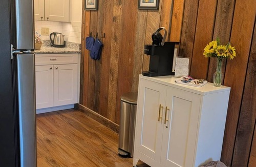 New Haven Apartment | Charming one bedroom just minutes to Middlebury!