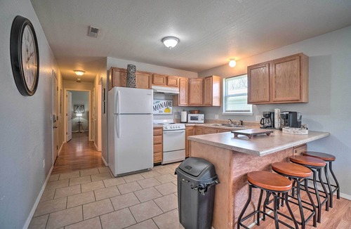 West Plains House | Charming One-Level Home w/Deck, Walk to Dtwn