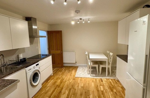 Westbourne Apartment | Charming OneBedroom Sutherland Ave Central LondonE