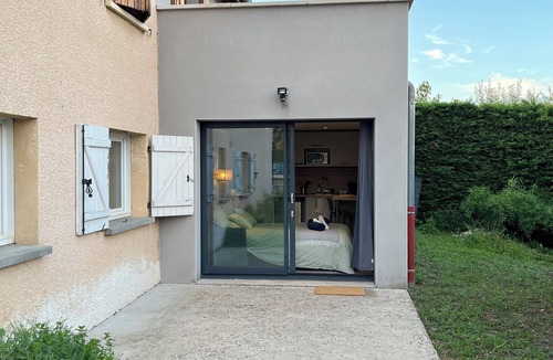 Lentilly Apartment | Charming outbuilding