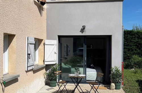 Lentilly Apartment | Charming outbuilding