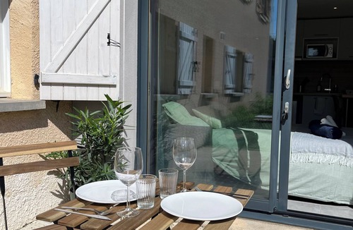 Lentilly Apartment | Charming outbuilding