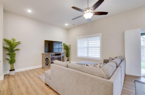 Ozark House | Charming Ozark Abode with Yard and Pool Access