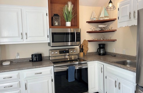 Cape Neddick Cottage | Charming, Peaceful Cottage steps to Cape Neddick Beach