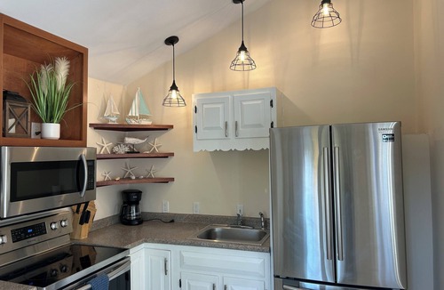 Cape Neddick Cottage | Charming, Peaceful Cottage steps to Cape Neddick Beach