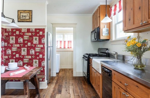 Warm Springs Cottage | Charming Pet-Friendly Cottage with access to Old Dairy Complex